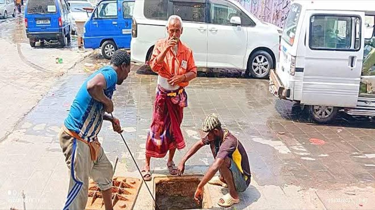 Tawah is flooded with sewage swamps and workers without equipment