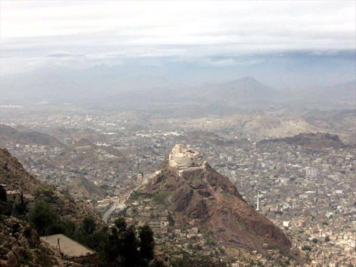 Gunmen attacking the house of a merchant and suffering his son seriously in Taiz