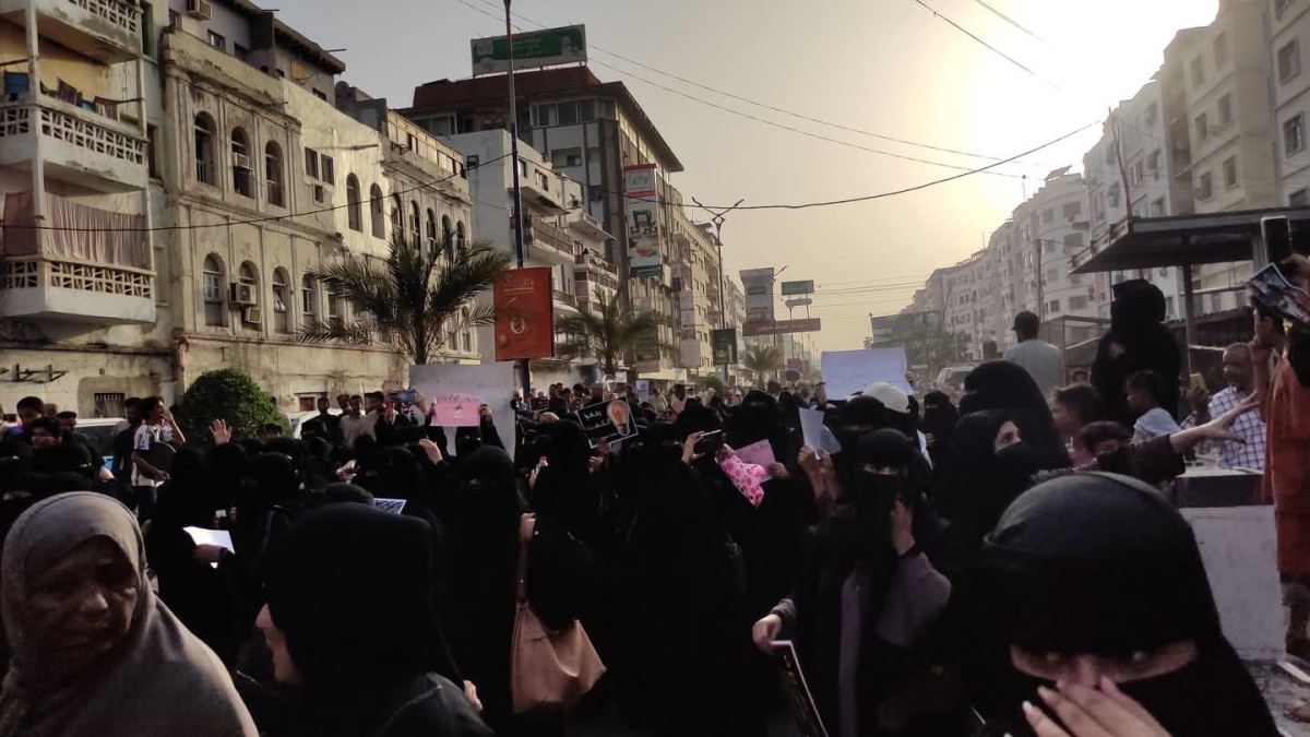 In pictures ... a women's demonstration in Al -Mualla to demand services and improve the living conditions