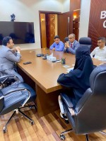 الرئيس التنفيذي لشركة عالم الأعمال يلتقي وفد كاك بنك لتعزيز الشراكة واطلاق صندوق استثماري مشترك